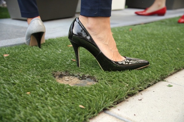 Can you wear heels on artificial turf?