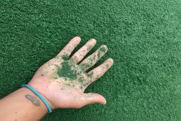 artificial grass fiber pilling and powdering